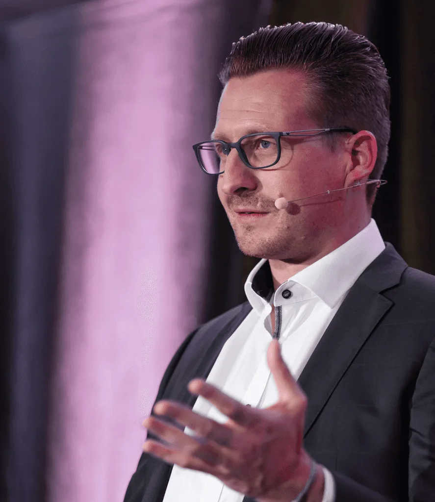 Christian Riebel spricht als Referent auf einer Bühne