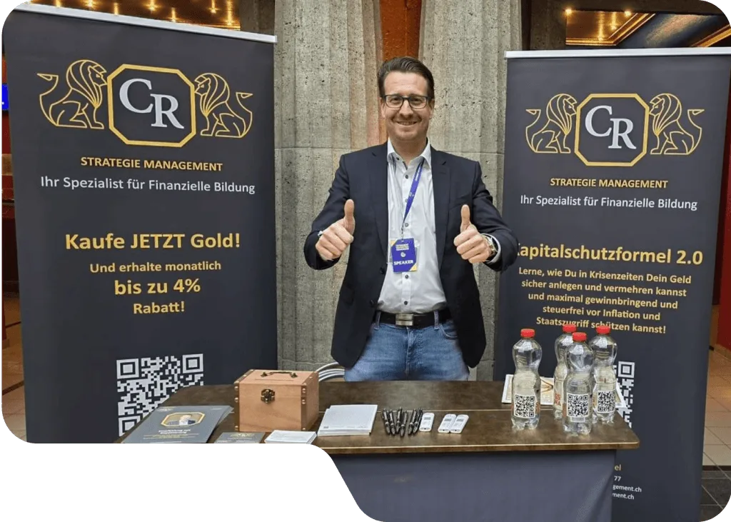 Christian Riebel am Messestand mit CR-Bannern
