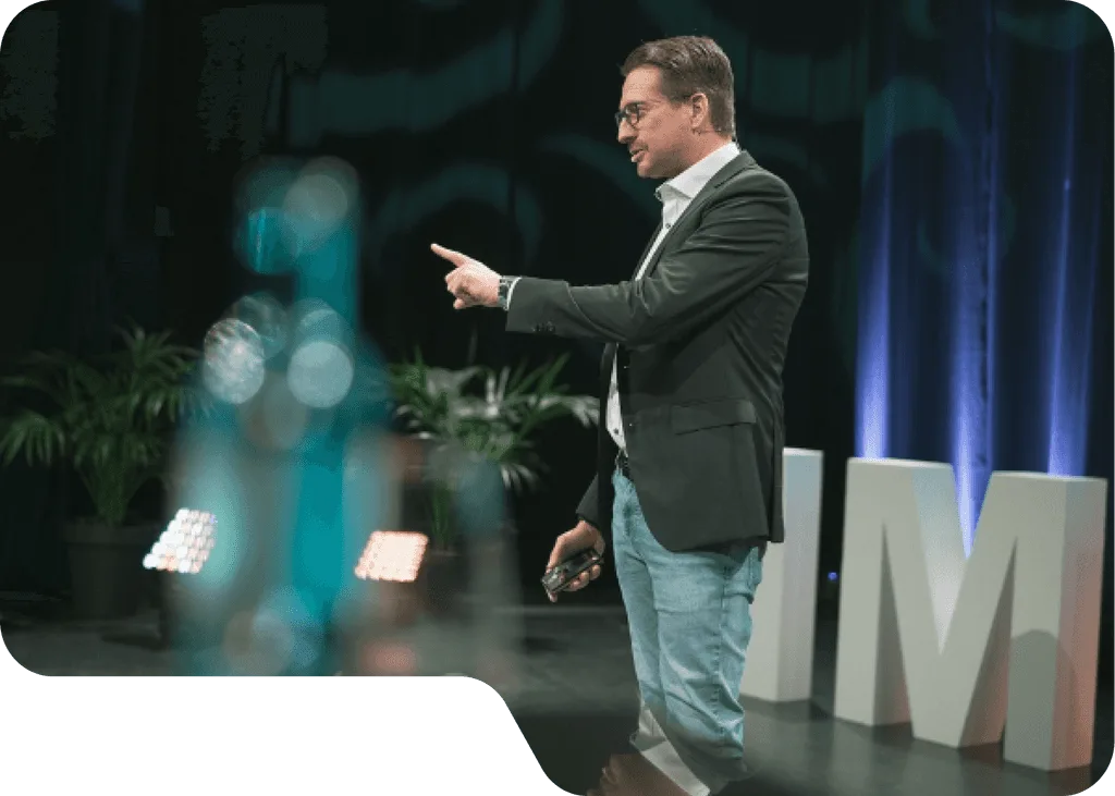 Christian Riebel auf der Bühne beim Vortrag