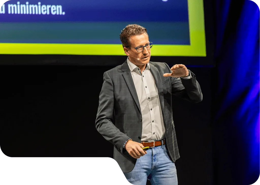 Christian Riebel gestikuliert bei einem Vortrag