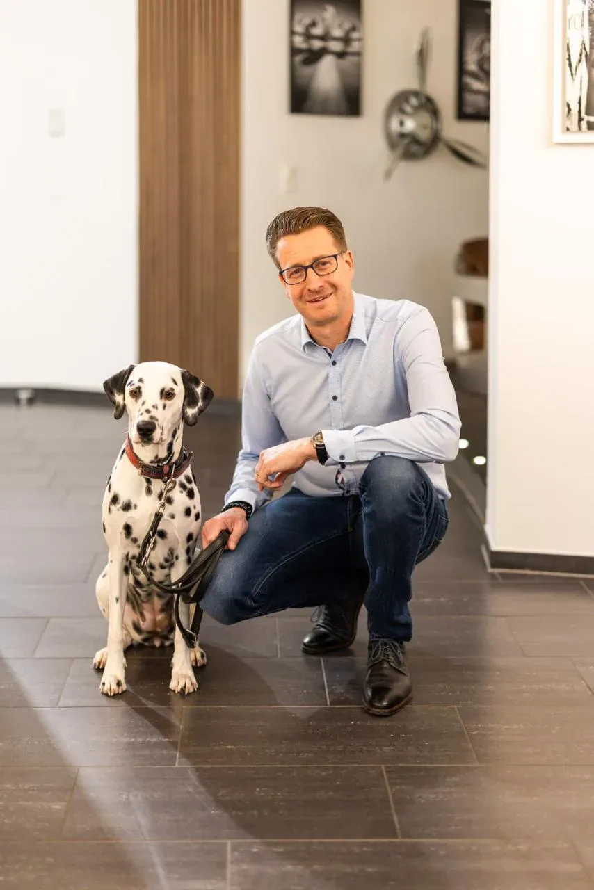 Christian Riebel kniet neben seinem Dalmatiner
